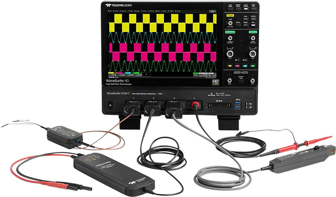Oszilloskop mit mehrfarbigem Display. Zeigt unterschiedliche Signalwellenformen. Verbunden mit mehreren Messkabeln und Probes.