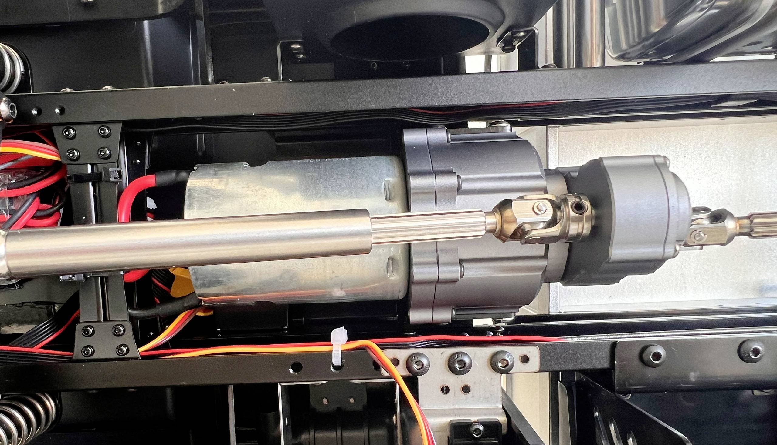 Amewi 22682 Mercedes-Benz Unimog, orange 1:10 Elektro RC Modell-LKW RtR