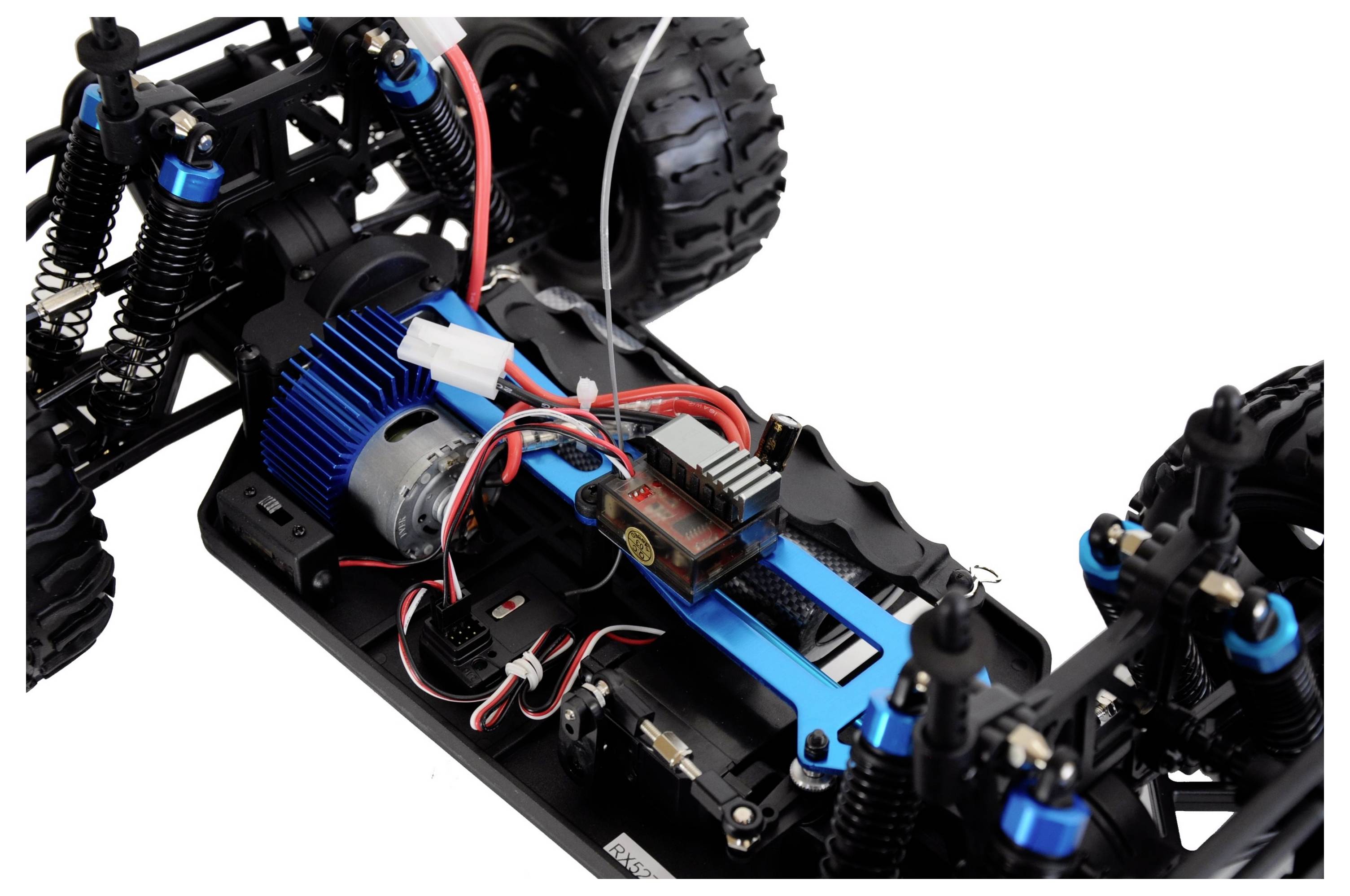 Nahaufnahme eines ferngesteuerten Autos, das den Motor, die Verkabelung und die Federung zeigt; Schwerpunkt auf Technik und Bauweise.
