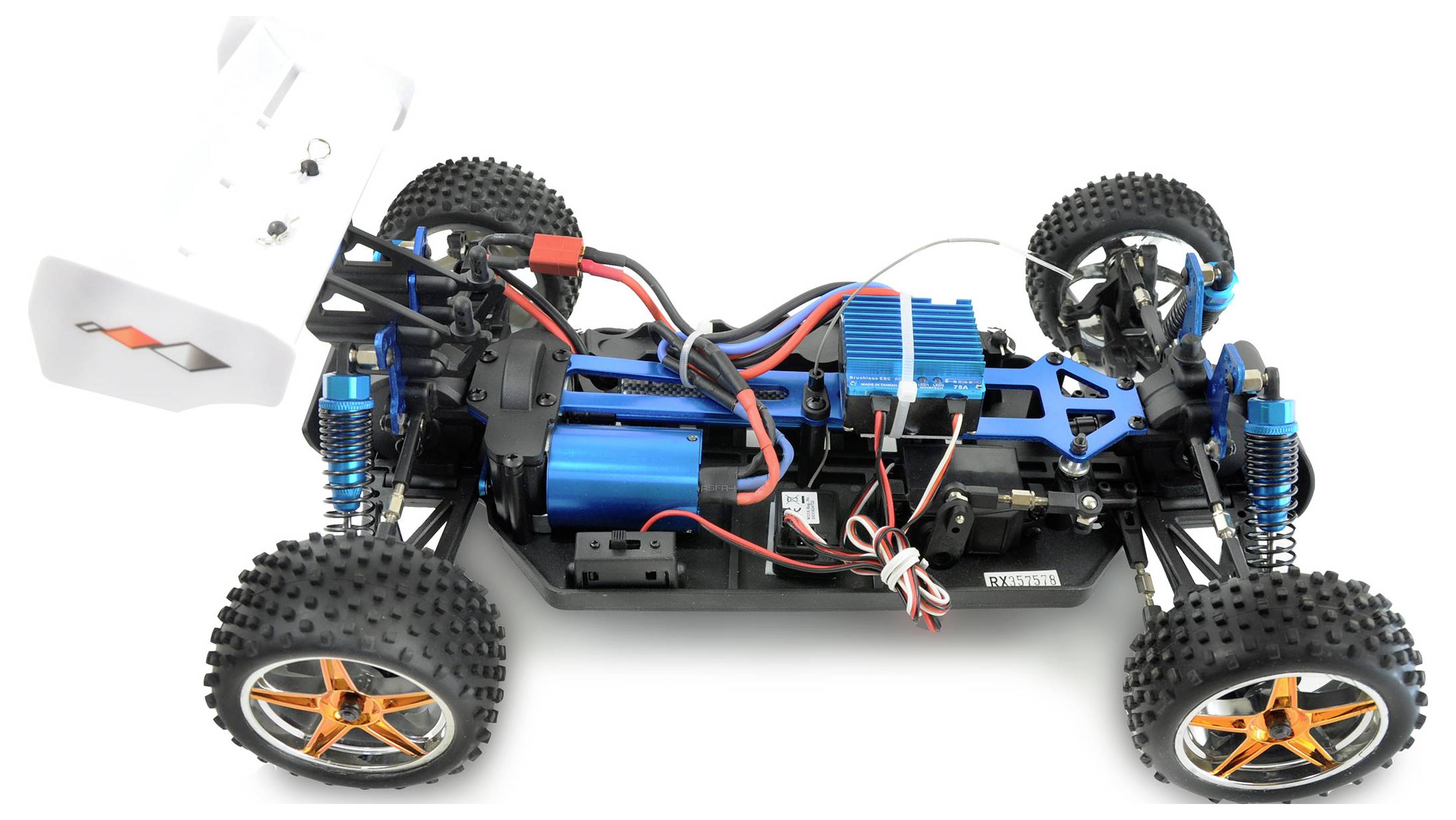 Ferngesteuertes Auto ohne Karosserie, zeigt die blaue Elektronik und die rot-schwarzen Kabel auf schwarzem Chassis mit orangefarbenen Rädern.