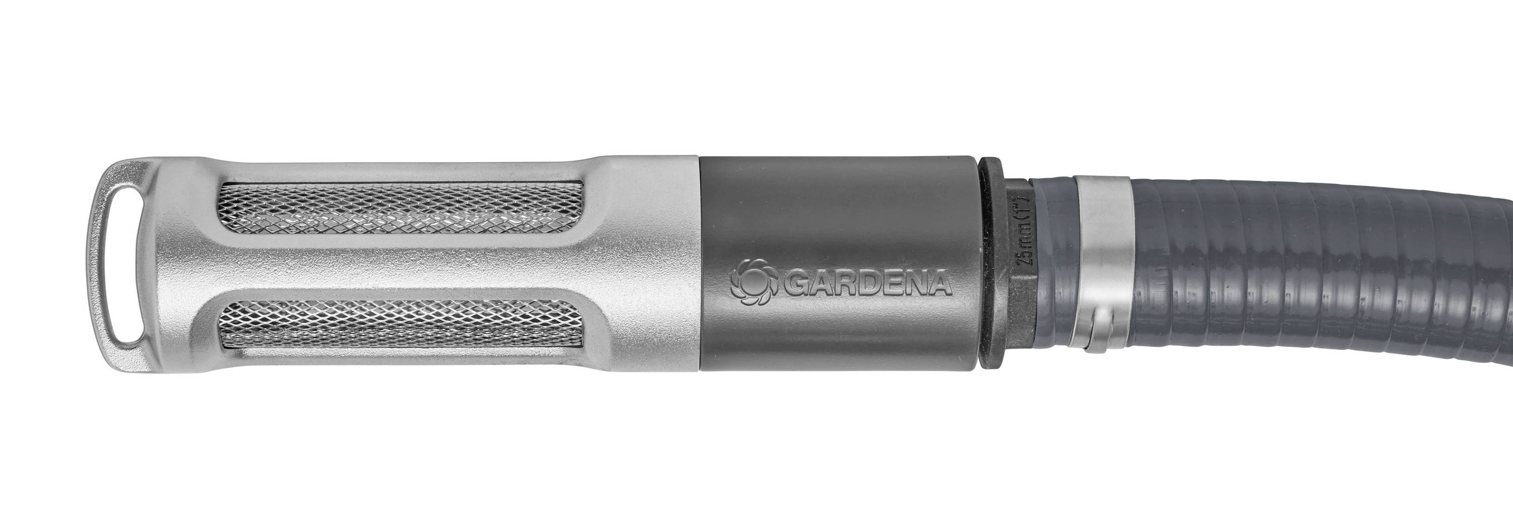 Gartenschlauch mit metallischem Filteraufsatz, seitlicher Schriftzug 'GARDENA'.