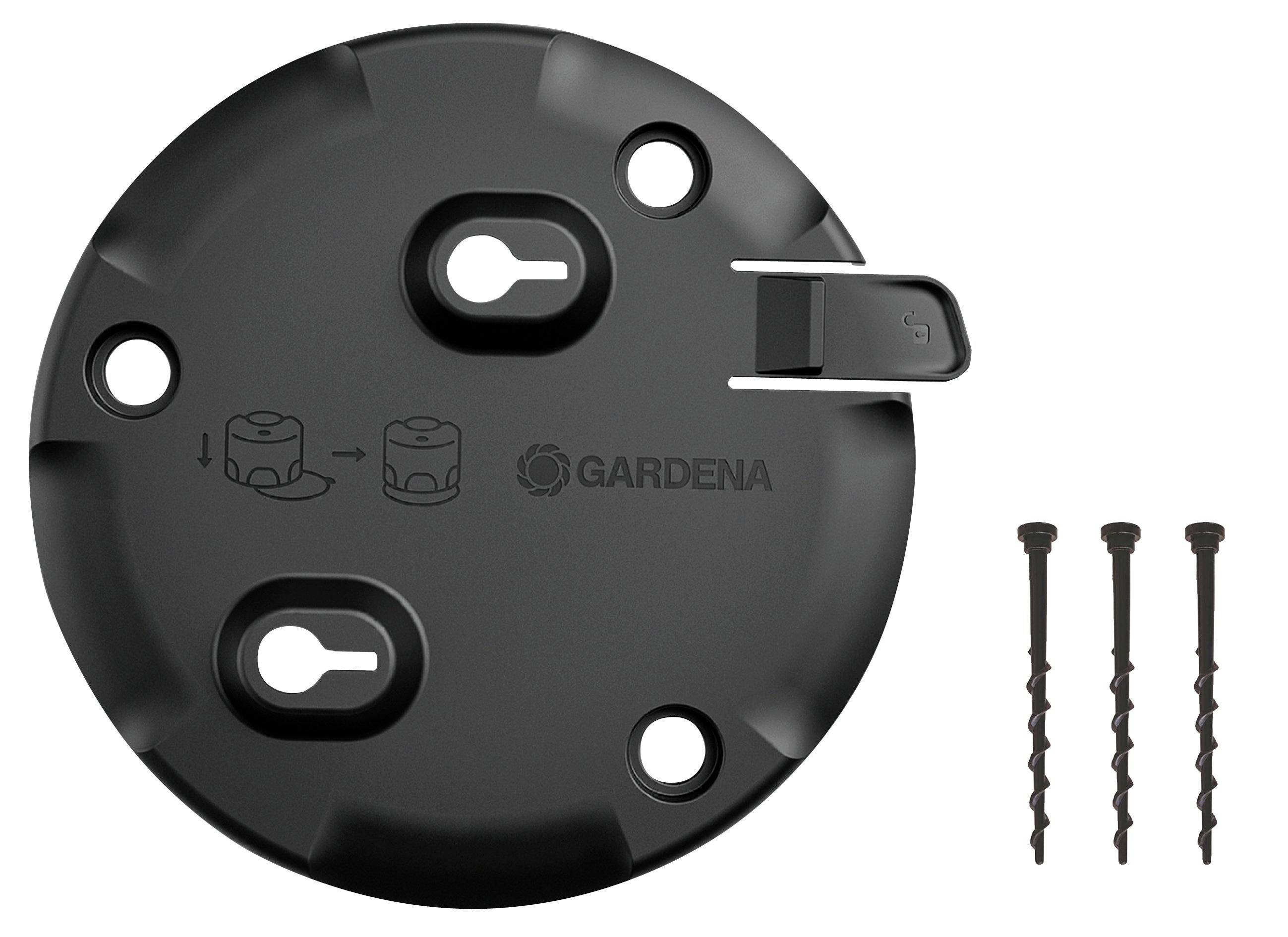 Deckel mit Gardena-Logo und Anleitung für Kabelanschluss links. Drei schwarze Schrauben rechts daneben.