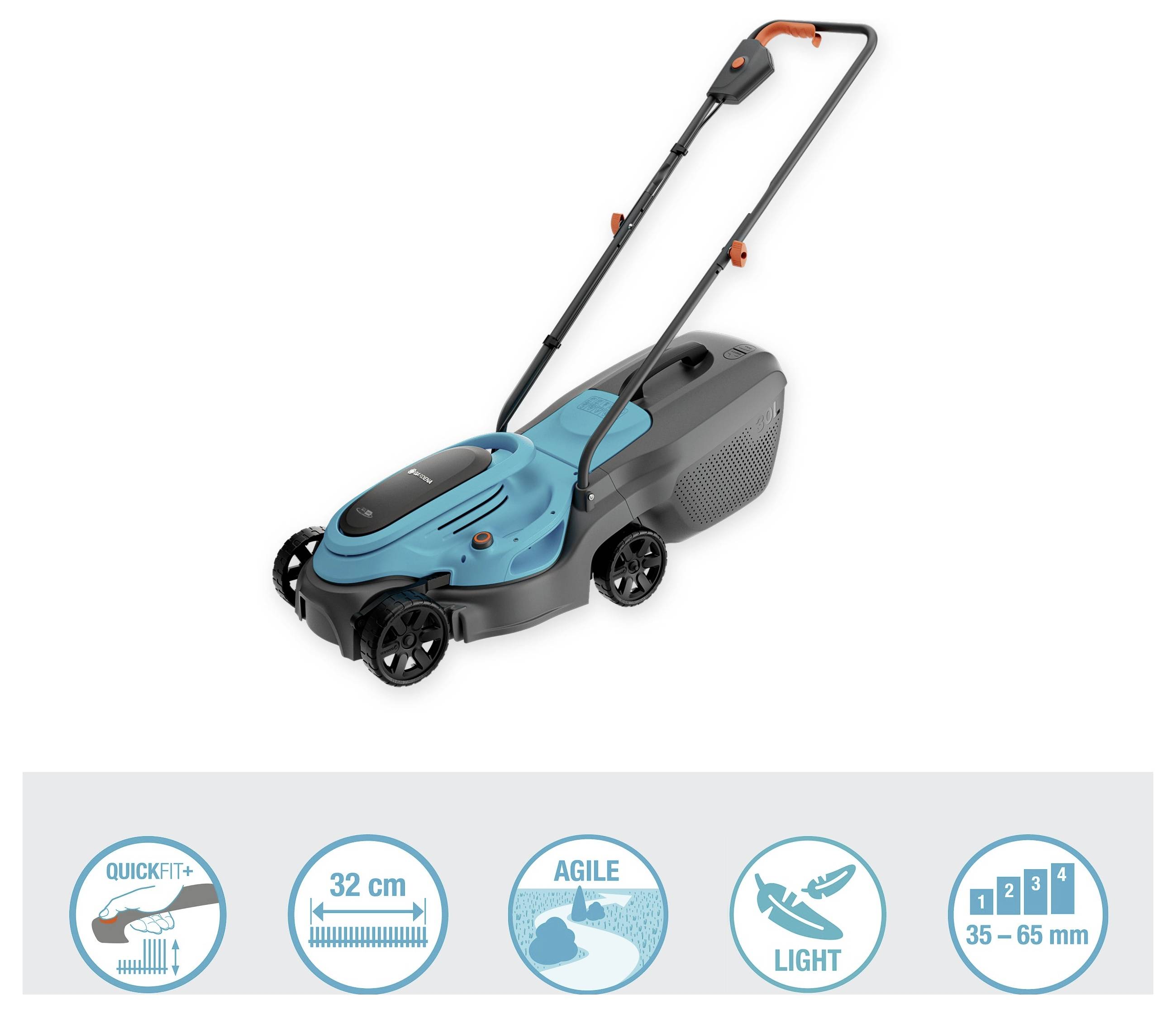 Ein blau-schwarzer Rasenmäher auf frisch gemähtem Gras, diagonal positioniert mit Bäumen und Steinen im Hintergrund.