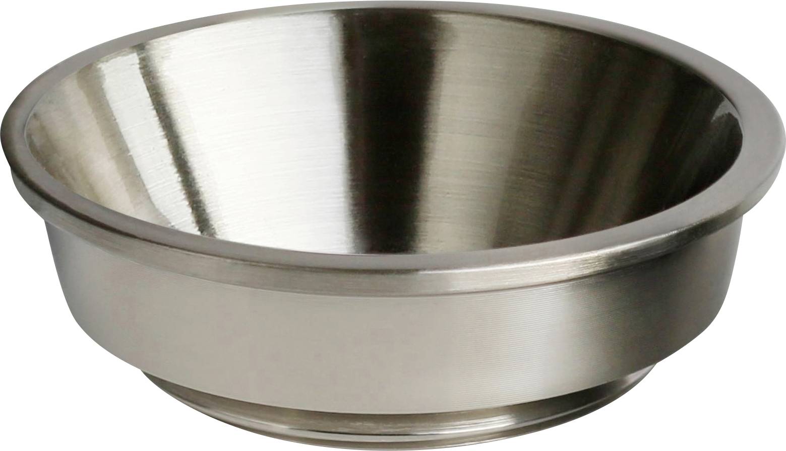 Silberne Metallschüssel, leicht reflektierend, leer und auf einer flachen Oberfläche stehend.