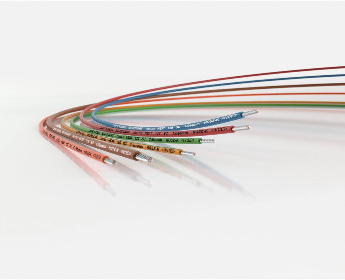 Mehrfarbige elektrische Kabel auf weißem Hintergrund, die in einem Bogen angeordnet sind.