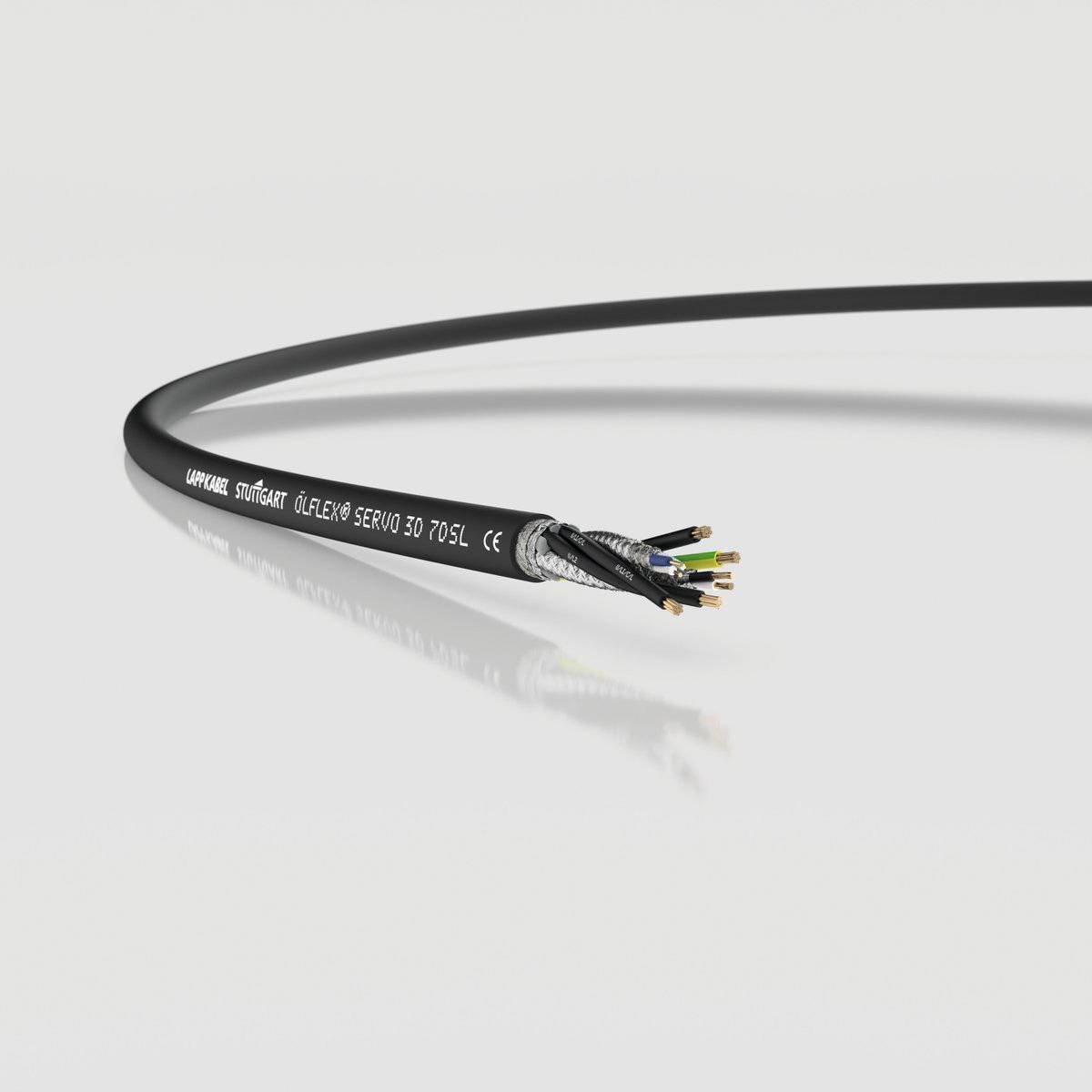 Ein freiliegendes Kabel mit mehreren bunten Drähten ragt aus dem Ende heraus, auf einem neutralen Hintergrund liegend.