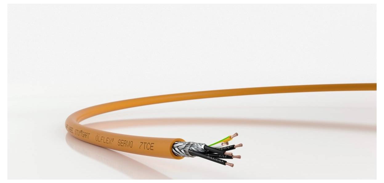 Ein orangefarbenes Kabel mit mehreren freiliegenden Drähten am Ende, auf weißem Hintergrund. Der Aufdruck auf dem Kabel ist sichtbar.