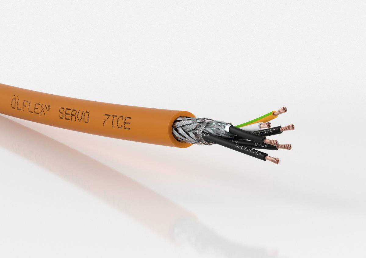 Mehradriges, oranges Kabel mit der Aufschrift 'ÖLFLEX® SERVO 7TCE', zeigt freigelegte, isolierte und farbige Drahtenden.