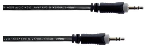 Zwei schwarze Audiokabel mit je einem 3,5-mm-Stecker; Spiralschutz und Text ‚LOW NOISE AUDIO - 2x0.14mm² AWG 26 - SPIRAL SHIELD‘.