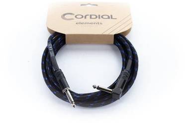 Ein schwarzes Musikkabel mit blauen Streifen und einem geraden und einem abgewinkelten Klinkenstecker, verpackt in einer 'Cordial elements'-Schachtel.