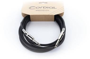 Ein schwarzes Audiokabel mit zwei silbernen Steckern, verpackt in einer Kartonhalterung mit dem Aufdruck 'Cordial elements'.