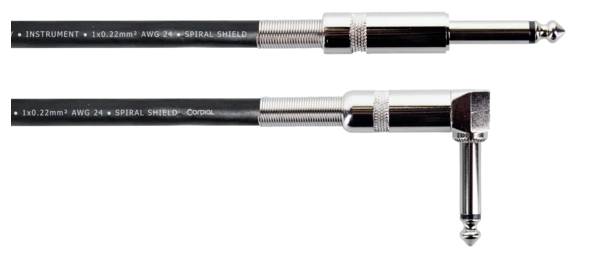 Zwei Gitarrenkabel: Eines mit geradem Stecker und das andere mit einem abgewinkelten Stecker, beide mit Metallgehäuse.