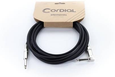 Ein schwarzes Audiokabel mit geradem und abgewinkeltem Metallstecker. Verpackung mit dem Logo 'Cordial elements'.