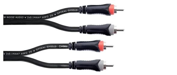 Vier Audio-Kabel mit RCA-Steckern in Schwarz, zwei mit rotem und zwei mit schwarzem Ring, verbunden mit einem spiralförmigen Schild.