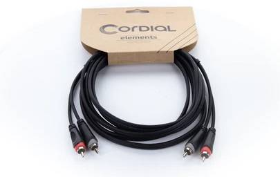 Ein schwarzes Cinch-Kabel von 'Cordial' mit drei Steckern auf jeder Seite. Verpackung oben zeigt das Logo 'Cordial elements'.