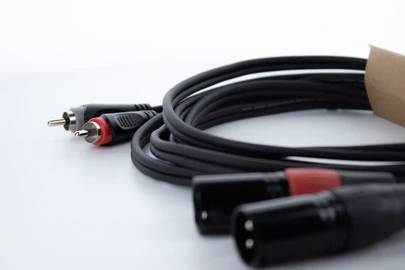 Cordial EU 1 MC XLR Verbindungskabel [2x XLR-Stecker 3 polig - 2x Cinch-Stecker] 1m Schwarz