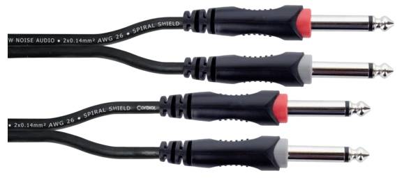 Vier Audiokabel mit Klinkensteckern, je zwei an jedem Ende, Schwarz mit rotem und grauem Detail.