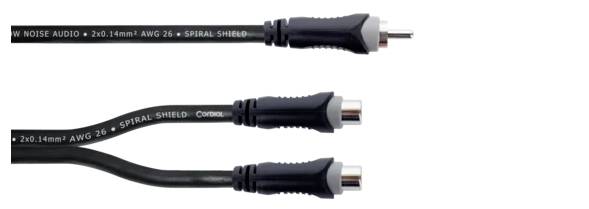 Drei schwarze Audiokabel mit RCA-Steckern, eines oben und zwei unten. Die Kabel sind mit 'LOW NOISE AUDIO' beschriftet.