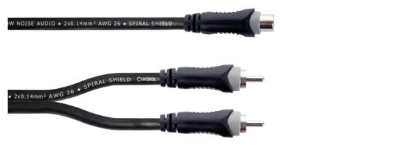 Schwarzes Cinch-Audiokabel mit zwei Steckern auf der unteren und einem Stecker auf der oberen Seite. Steckverbinder in Silber und Schwarz.