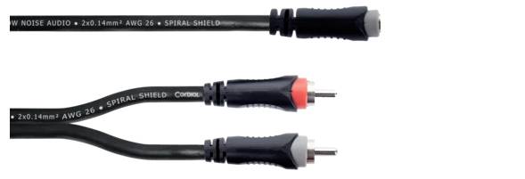 Zwei Audiokabel mit roten und weißen Steckern, verbunden mit einem schwarzen Adapterkabel. Text auf Kabel: 'LOW NOISE AUDIO'.