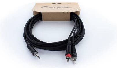 Ein Audiokabel mit einem 3,5-mm-Klinkenstecker und zwei Cinch-Steckern, verpackt in einem Karton mit der Aufschrift 'Cordial'.