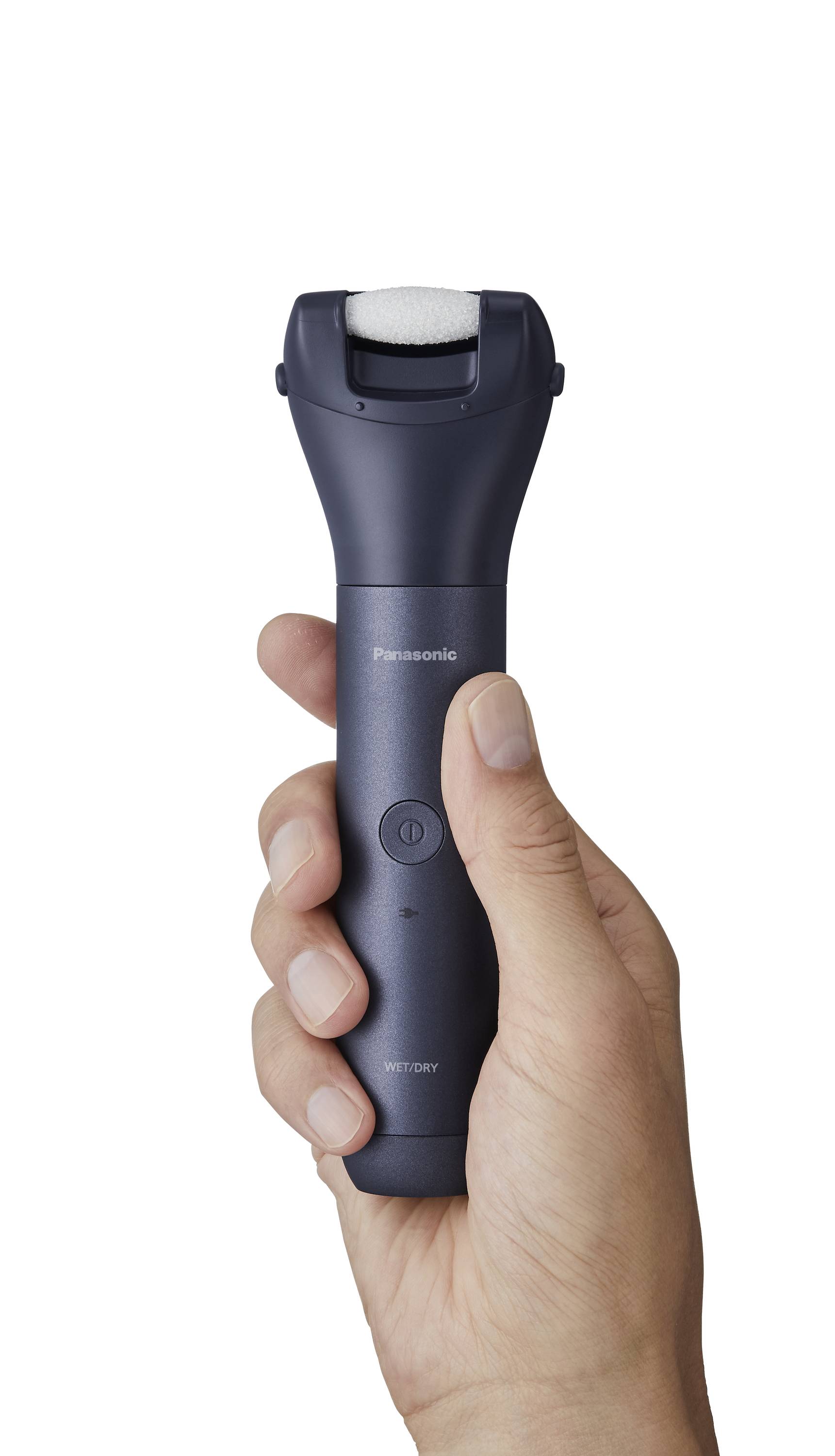 Hand hält ein dunkelblaues elektrisches Pediküregerät mit angebrachter Rolle, bereit zur Anwendung.