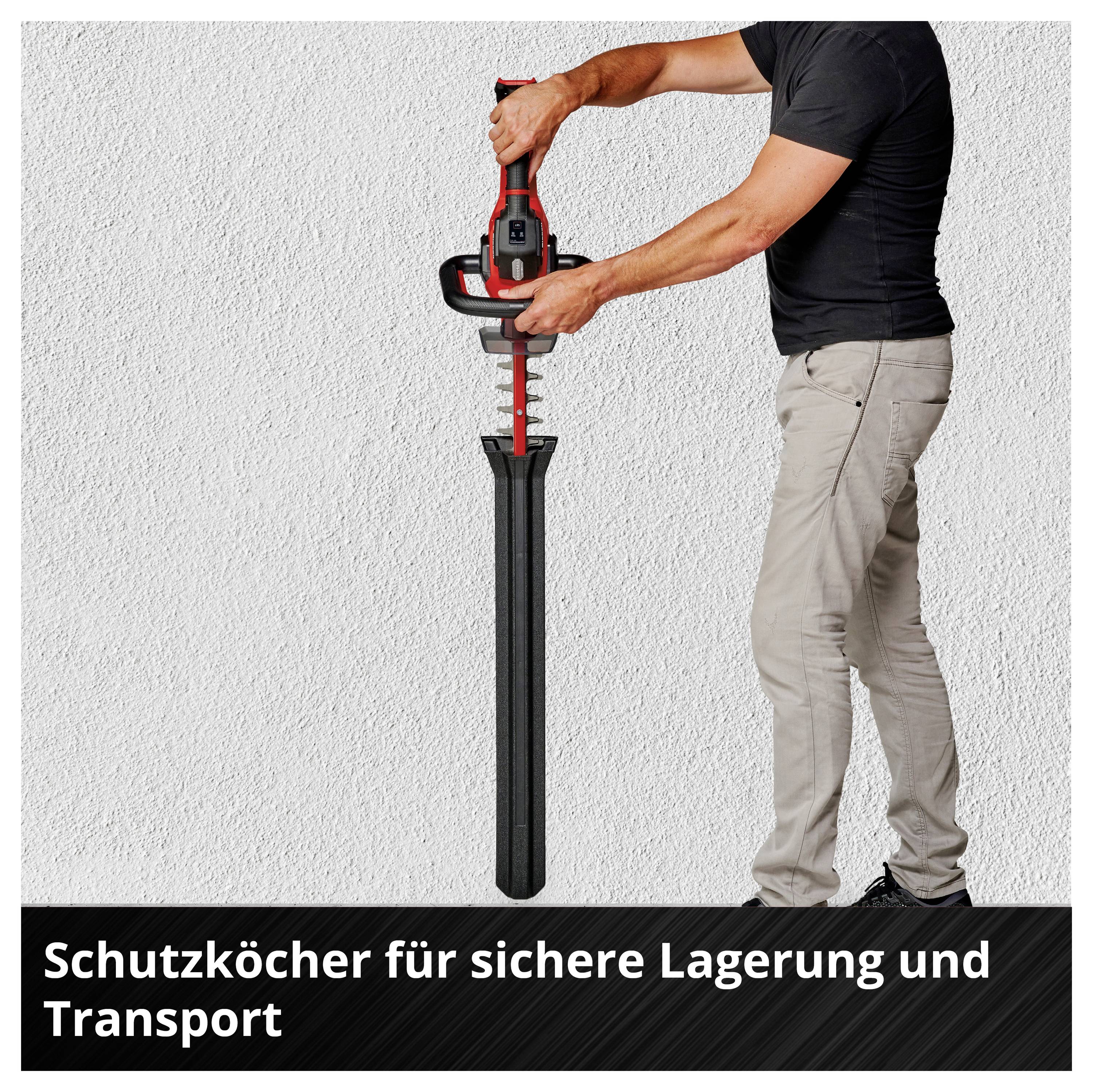 Mann setzt einen Schutzkegel auf ein langes Gerät; Text: 'Schutzköcher für sichere Lagerung und Transport'.