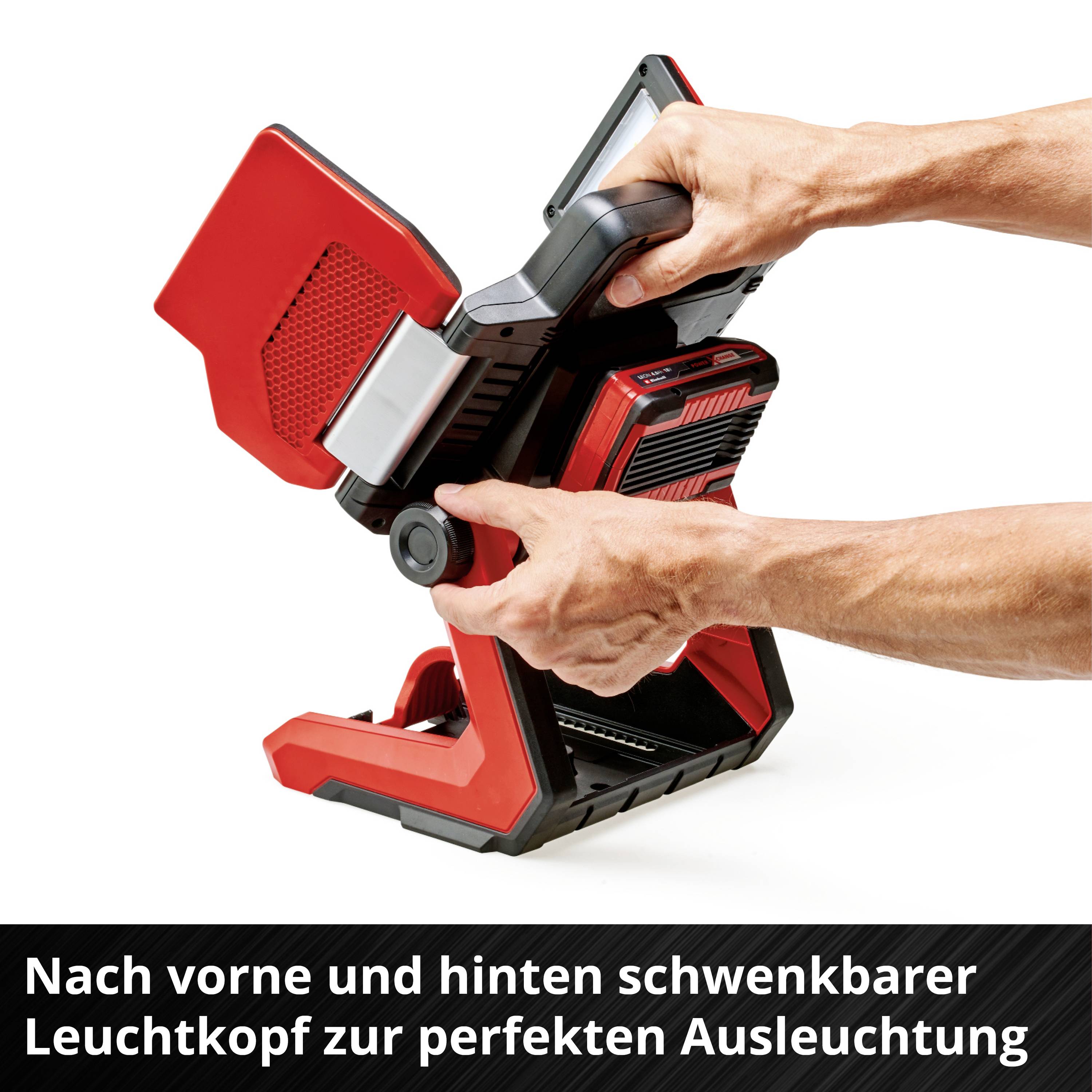 Eine Hand hält einen schwenkbaren Arbeitsstrahler mit rotem Gehäuse. Unten steht der Text: 'Nach vorne und hinten schwenkbarer Leuchtkopf zur perfekten Ausleuchtung'.