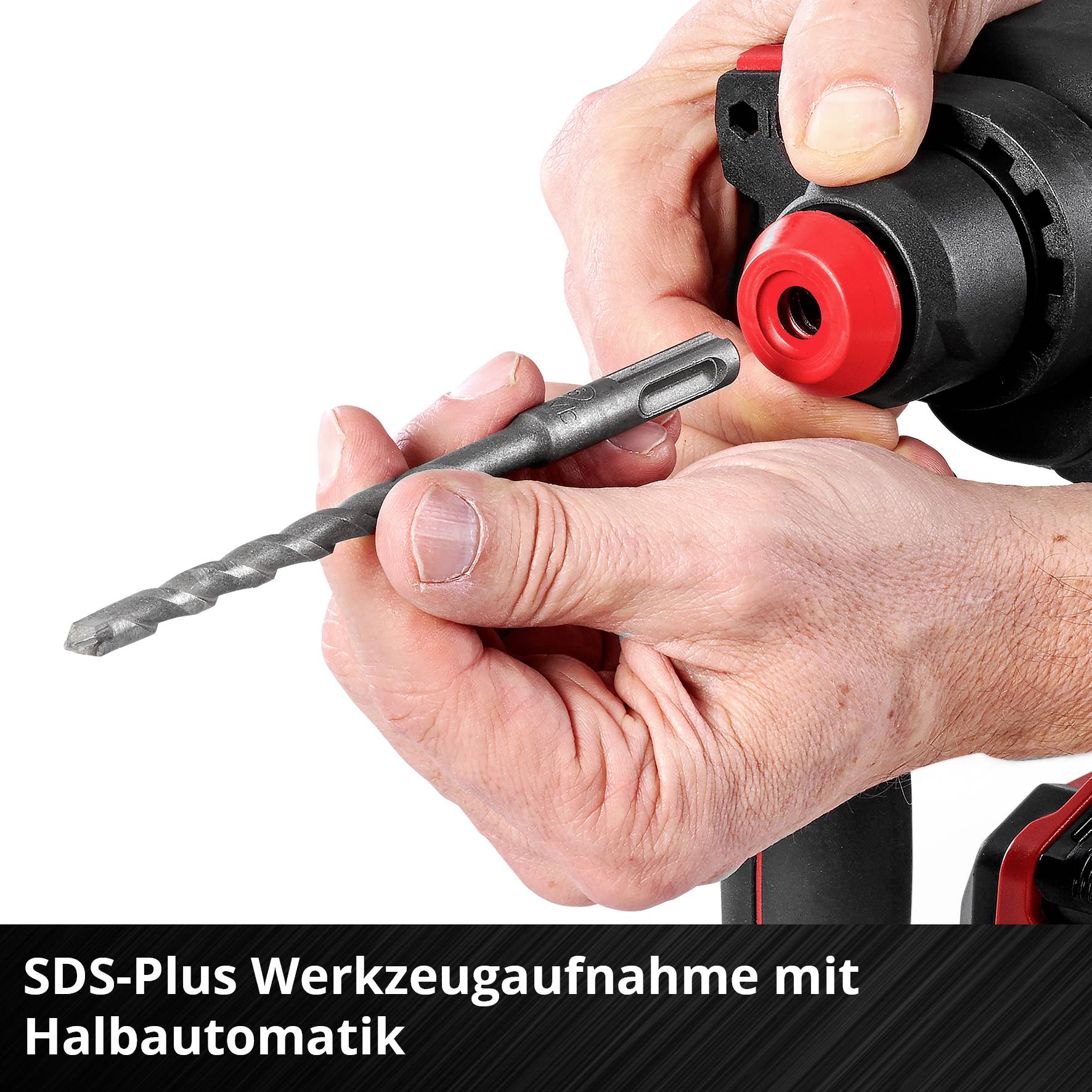 Eine Person hält eine Bohrmaschine und setzt einen Bohrer in die rote SDS-Plus Werkzeugaufnahme ein. Darunter steht: 'SDS-Plus Werkzeugaufnahme mit Halbautomatik'.