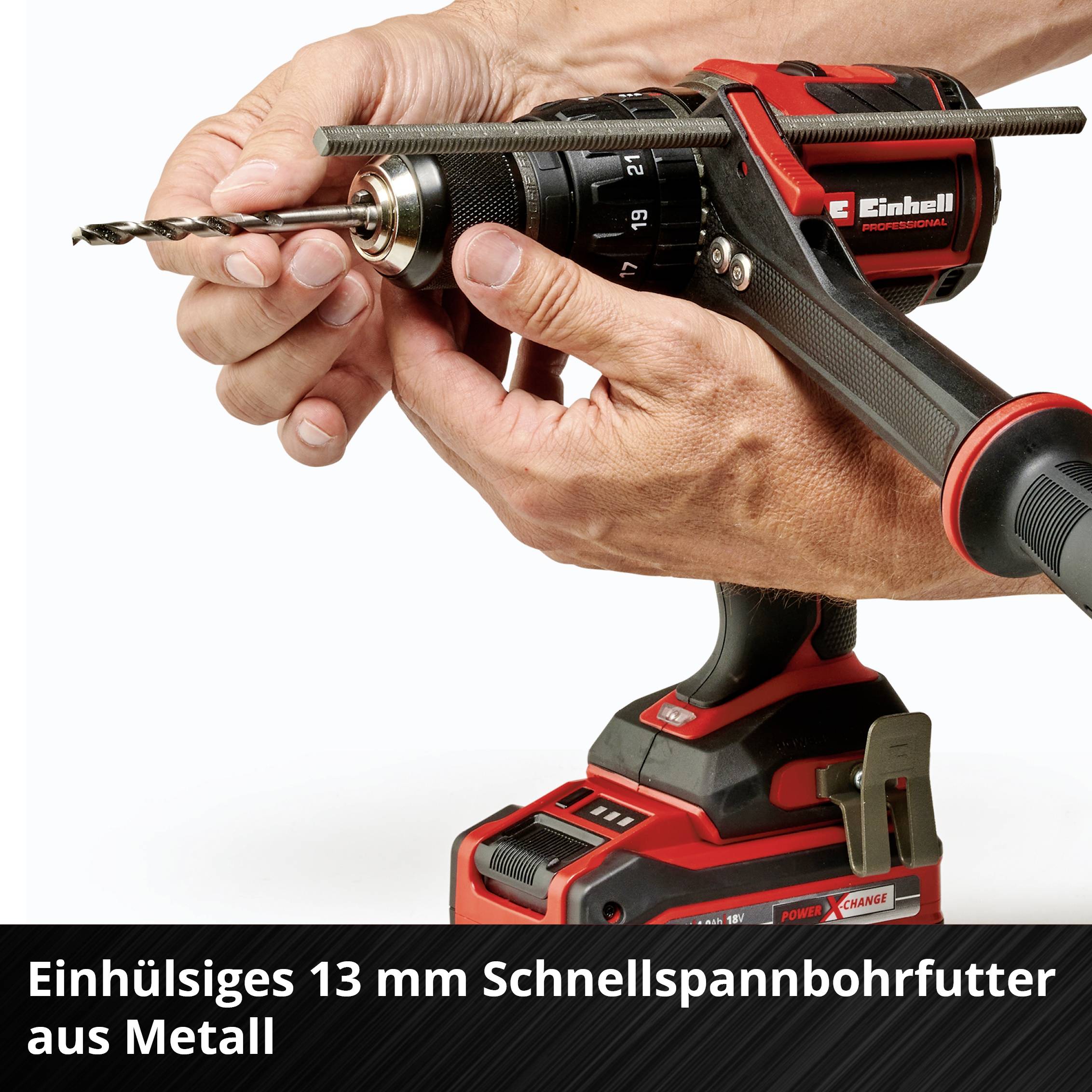 Eine Person hält einen Akkuschrauber mit einem Schnellspannbohrfutter. Text unten: 'Einhülsiges 13 mm Schnellspannbohrfutter aus Metall'.