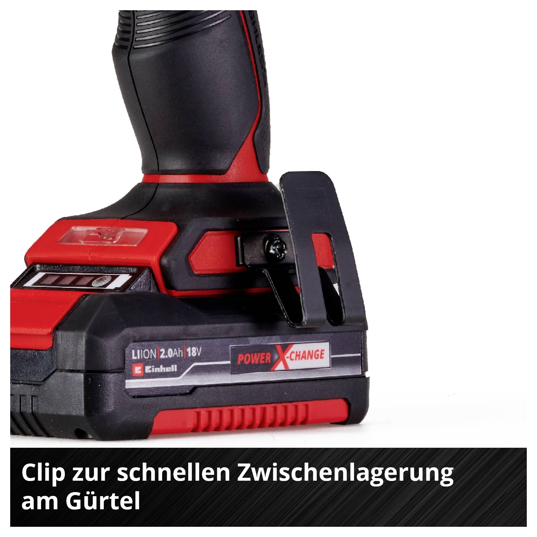 Eine rote und schwarze Akku-Bohrmaschine mit einem Li-Ion-18V-Akku, ausgestattet mit einem Gürtelclip mit der Beschriftung 
