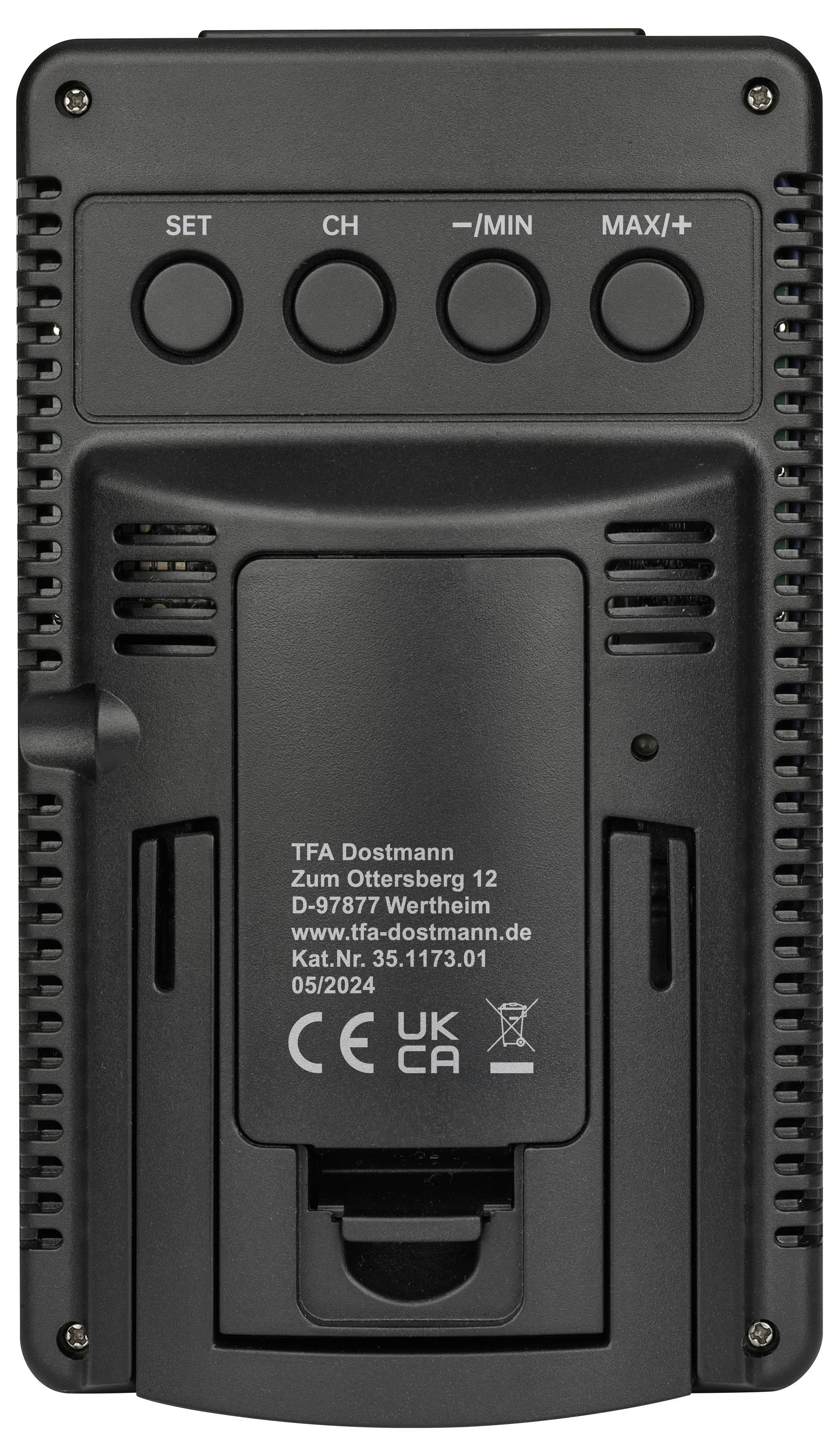 Rückseite eines elektronischen Geräts mit vier Knöpfen oben, Aufschrift 'TFA Dostmann', Adresse, Modellnummer und CE-Kennzeichnung unten.