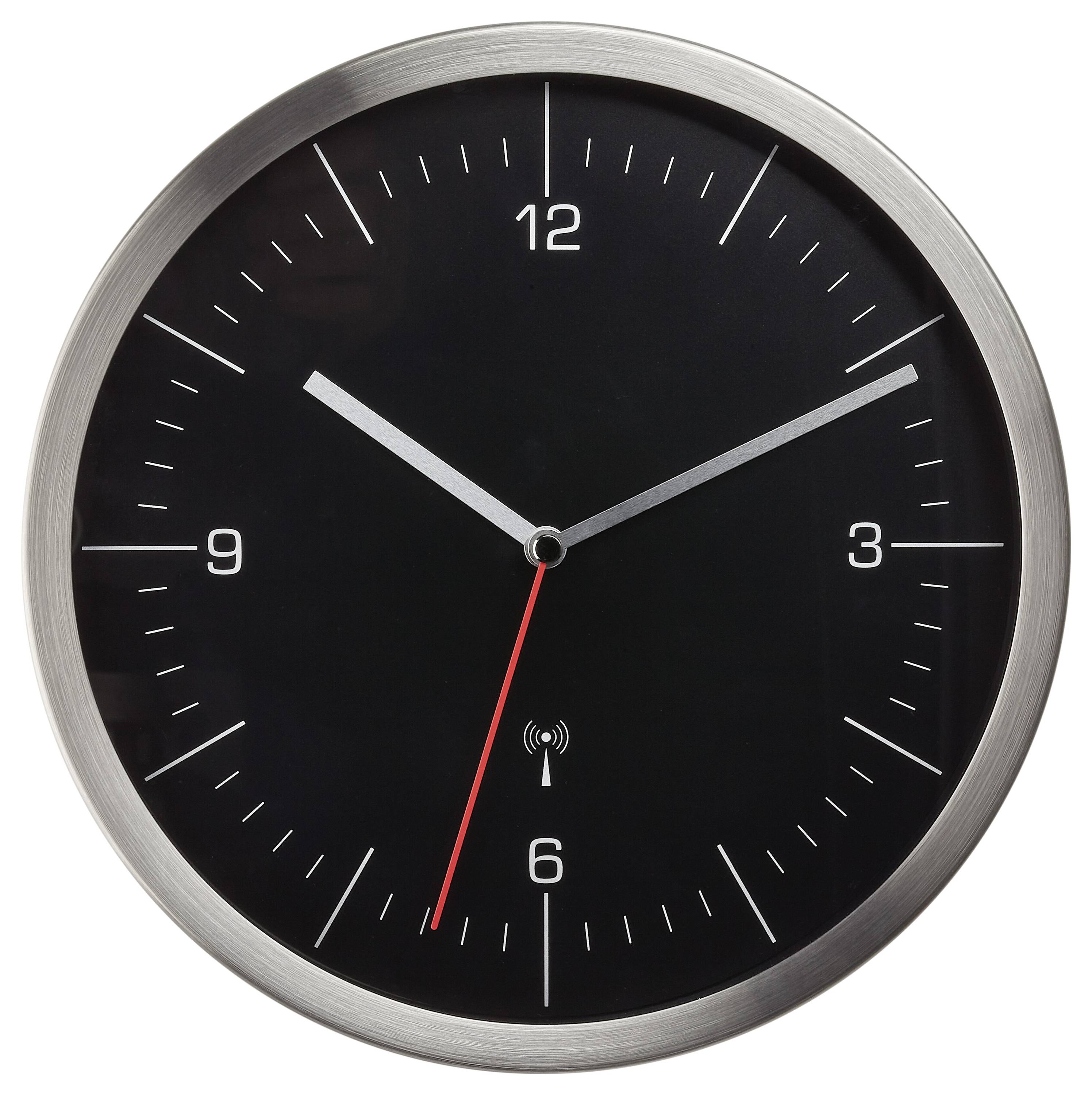 Eine analoge Wand-Uhr mit schwarzem Zifferblatt, silbernen Stunden- und Minutenzeigern und einem roten Sekundenzeiger zeigt 10:09 Uhr an.