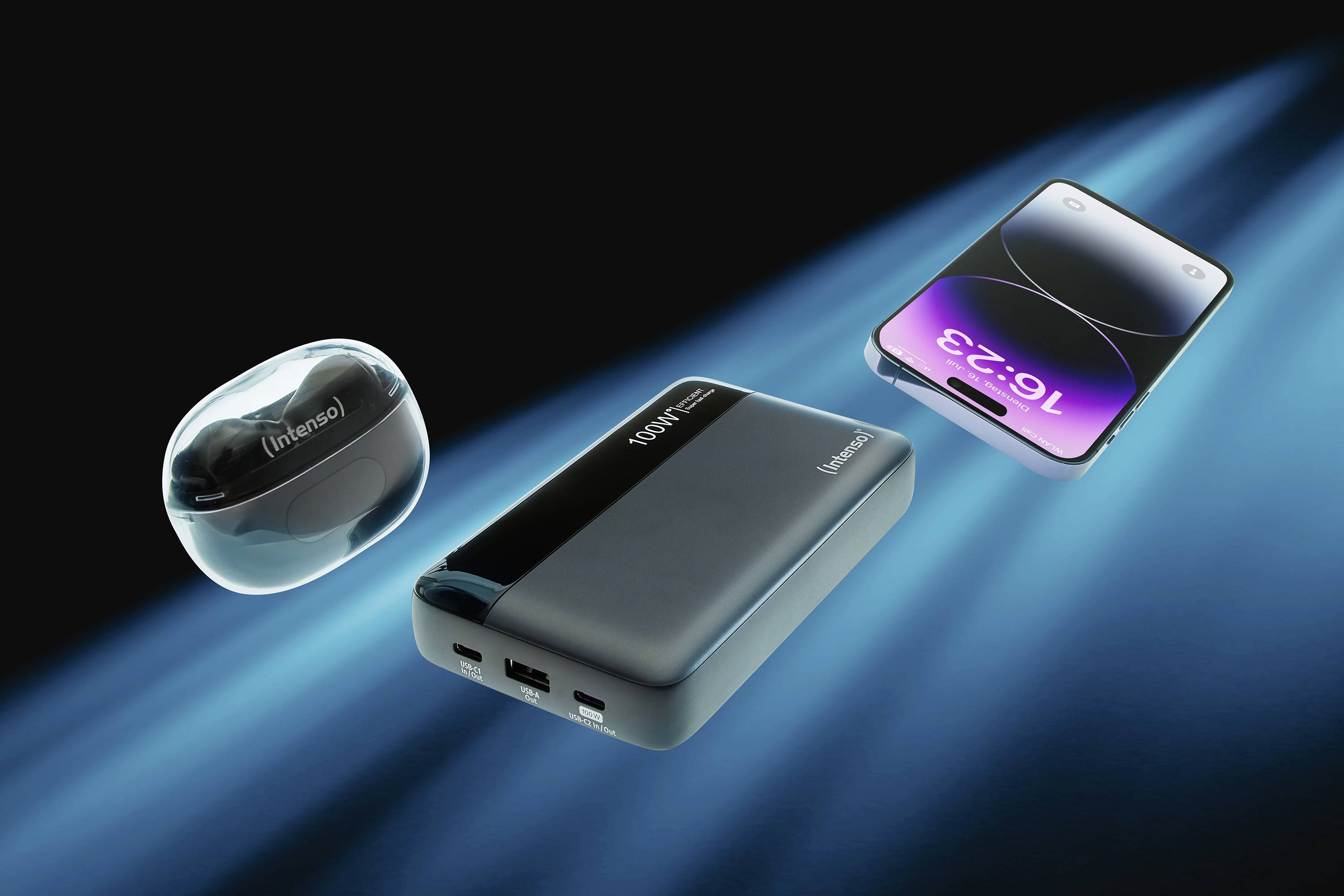 Smartphone, Powerbank und kabelloser Kopfhörer auf blauem Hintergrund. Sie sind schwebend dargestellt, um moderne Technologie zu zeigen.