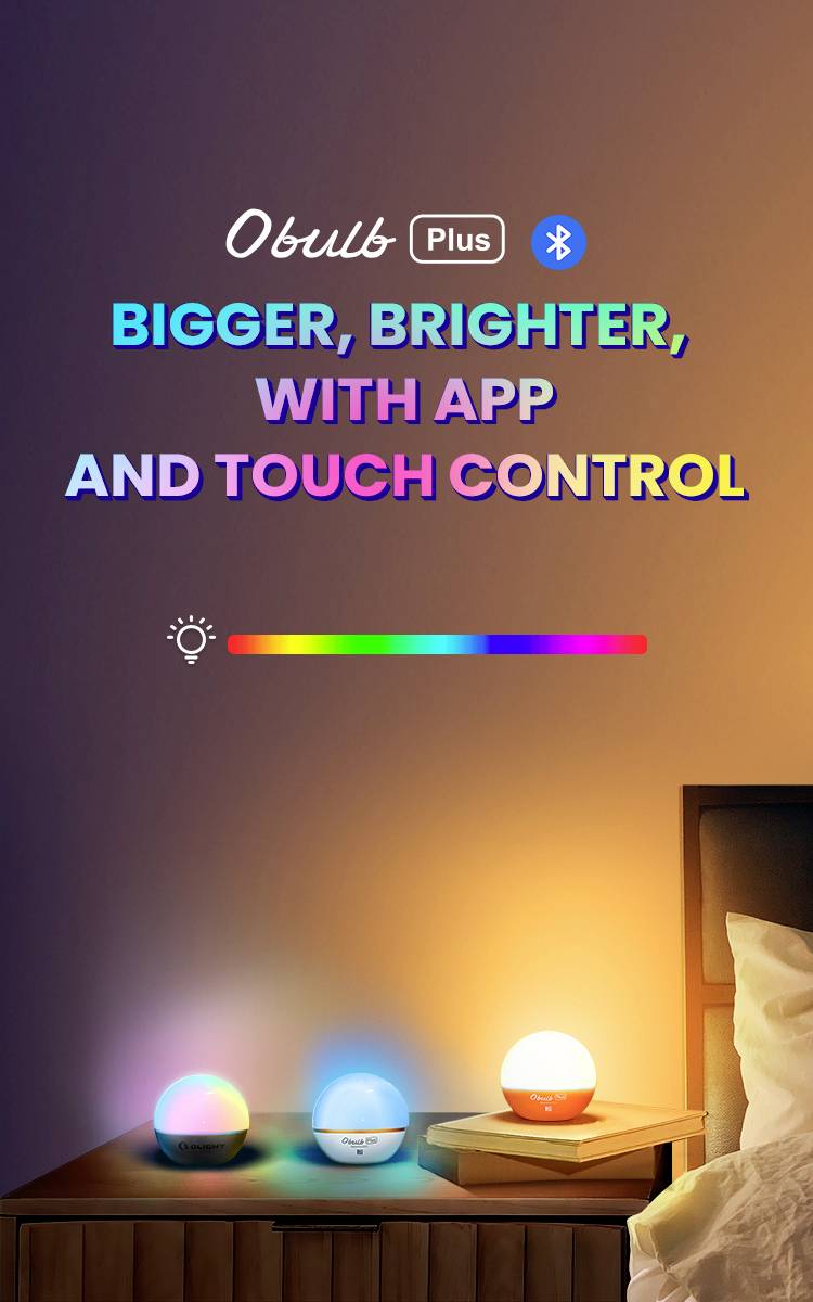 Zwei farbige Lampen auf einem Nachttisch neben einem Bett leuchten. Text: 'Bigger, brighter, with app and touch control'. Obub Plus mit Bluetooth.