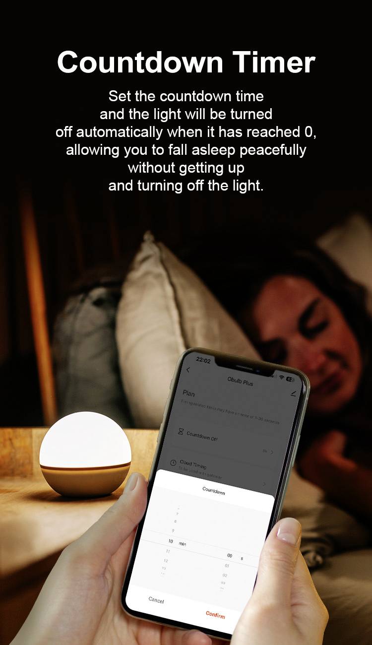 Eine Person hält ein Smartphone mit Countdown-Timer-App. Im Hintergrund leuchtet ein kleines Lampen-Licht neben einer schlafenden Person.