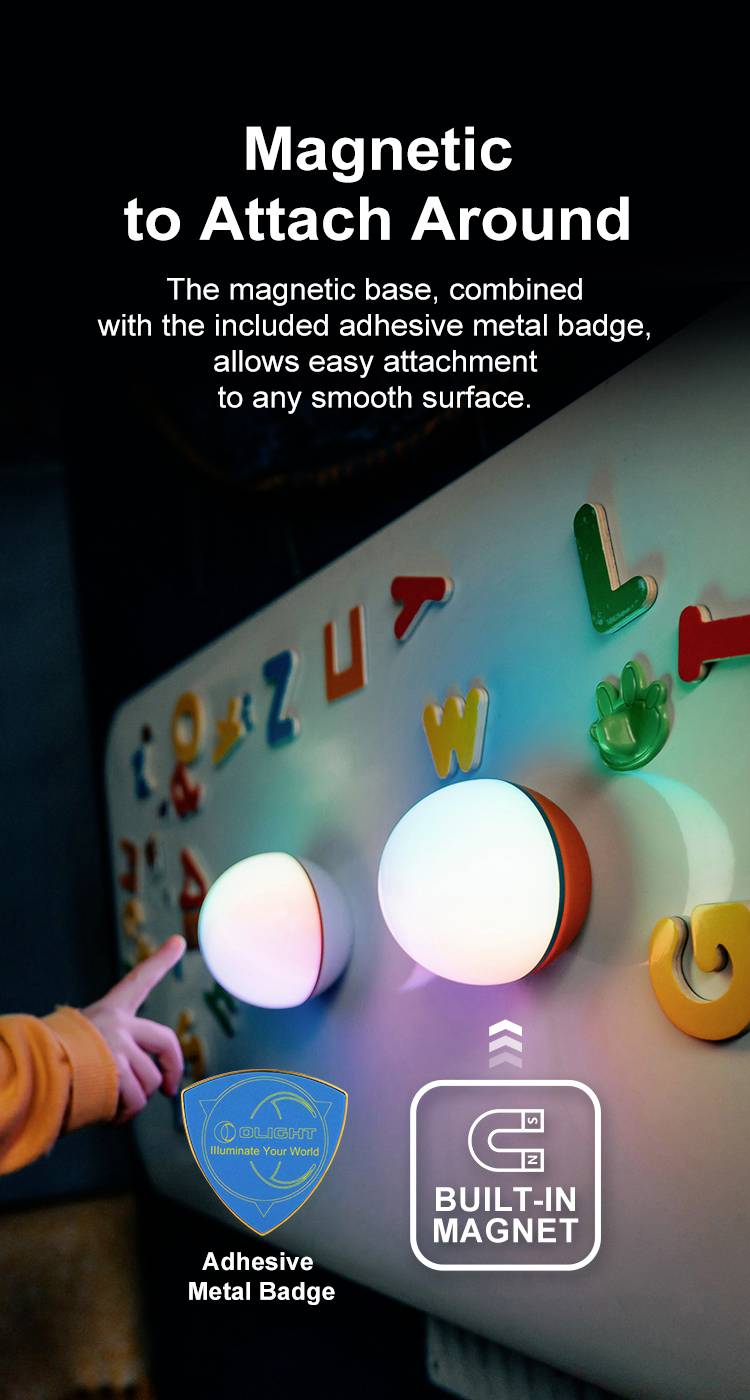Magnetische Leuchte mit rundem Design und wechselnden Farben, befestigt an einer magnetischen Oberfläche mit Buchstaben.