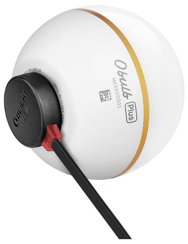 Ein weißes, kugelförmiges Licht mit orangefarbenem Streifen, schwarzer Basis und Kabel. Aufschrift 'Obulb Plus' sichtbar.