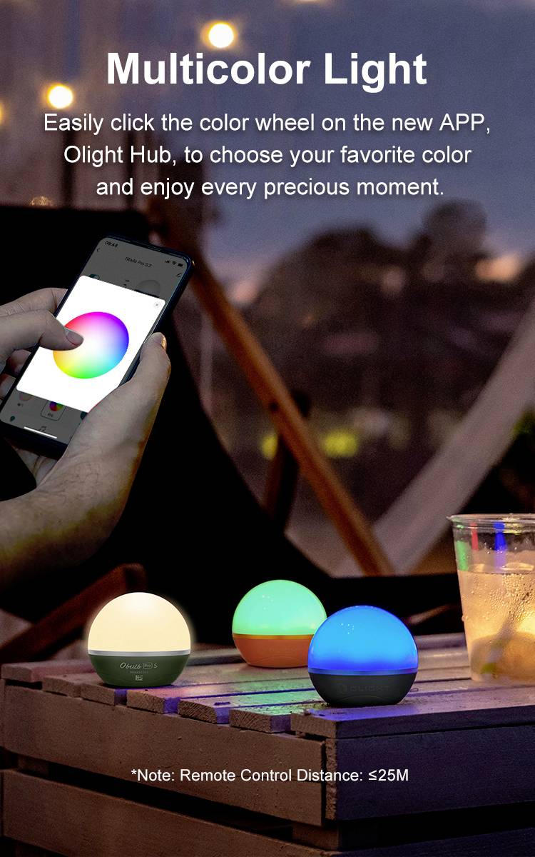 Person hält ein Smartphone mit Farbrad-App. Drei bunte Lampen auf einem Tisch, Hintergrund unscharf. Text erklärt Farbauswahl.
