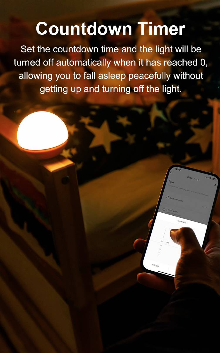 Ein Smartphone-Nutzer stellt einen Countdown-Timer ein, um ein Nachtlicht automatisch auszuschalten. Ein Bett mit Sternmuster ist im Hintergrund.