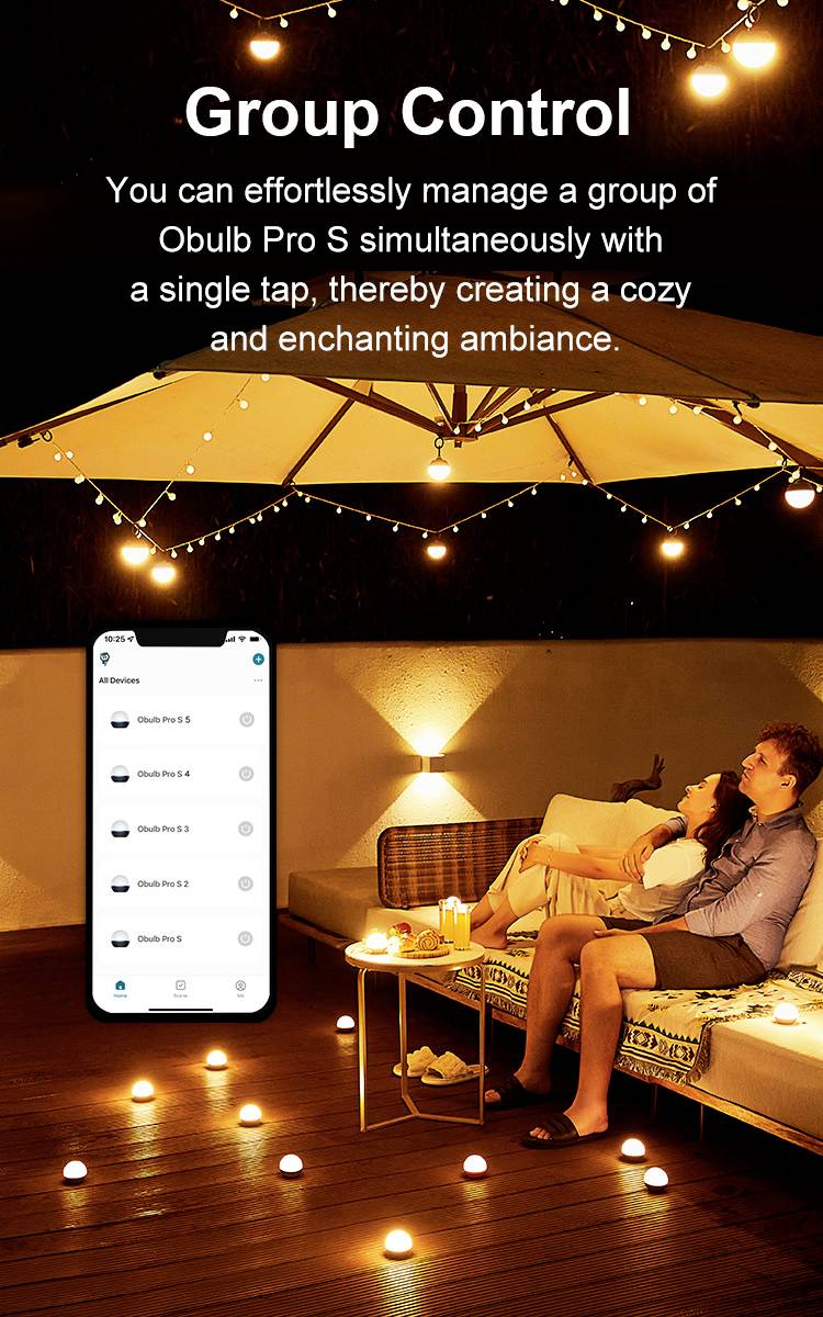Ein Paar entspannt sich auf einer Terrasse bei Kerzenlicht unter einem beleuchteten Sonnenschirm. Handybildschirm zeigt 'Group Control'.