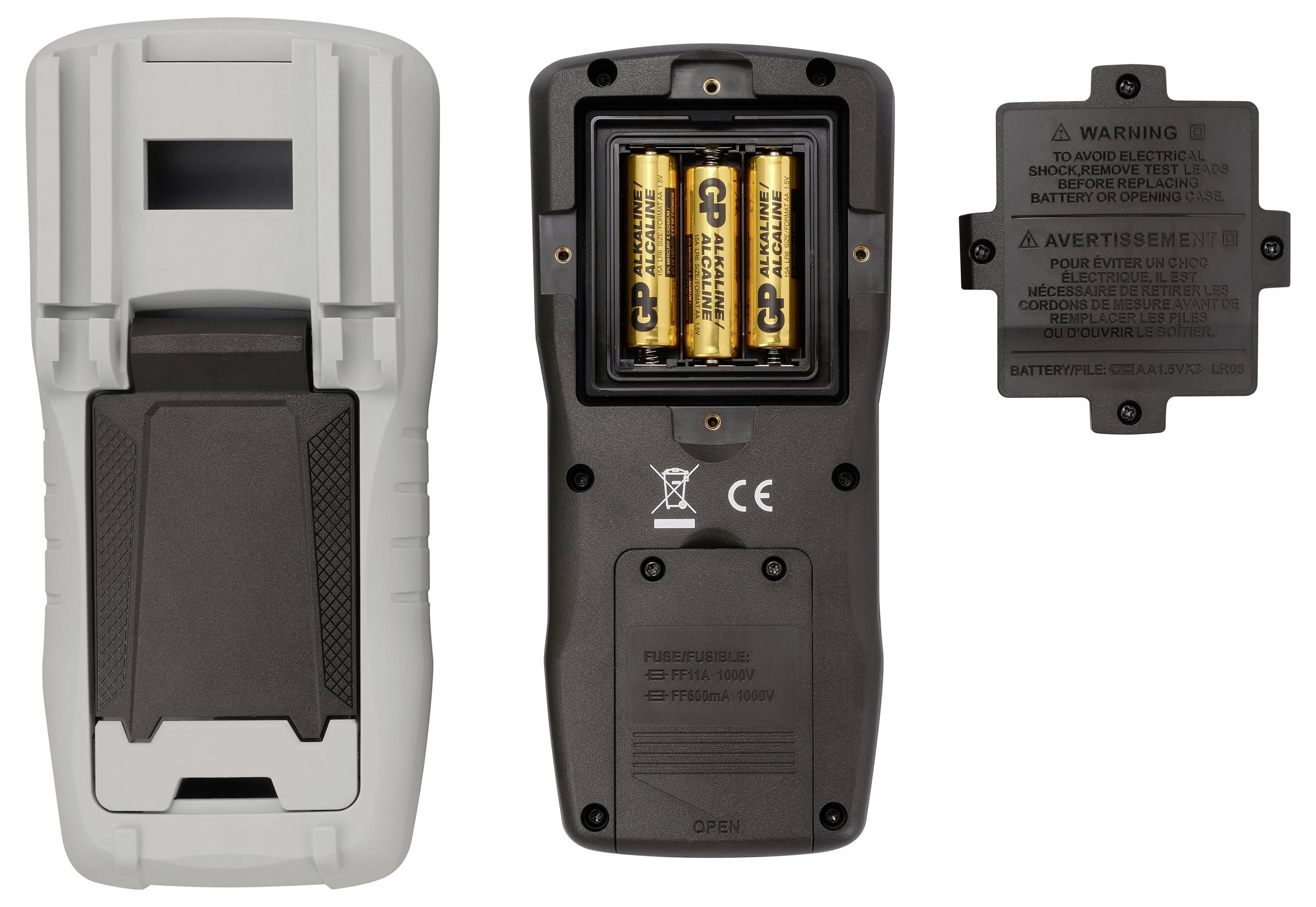 Zwei Rückansichten eines elektronischen Geräts mit Batteriefach, offen mit drei AA-Batterien. Rechts liegt die Abdeckung daneben.