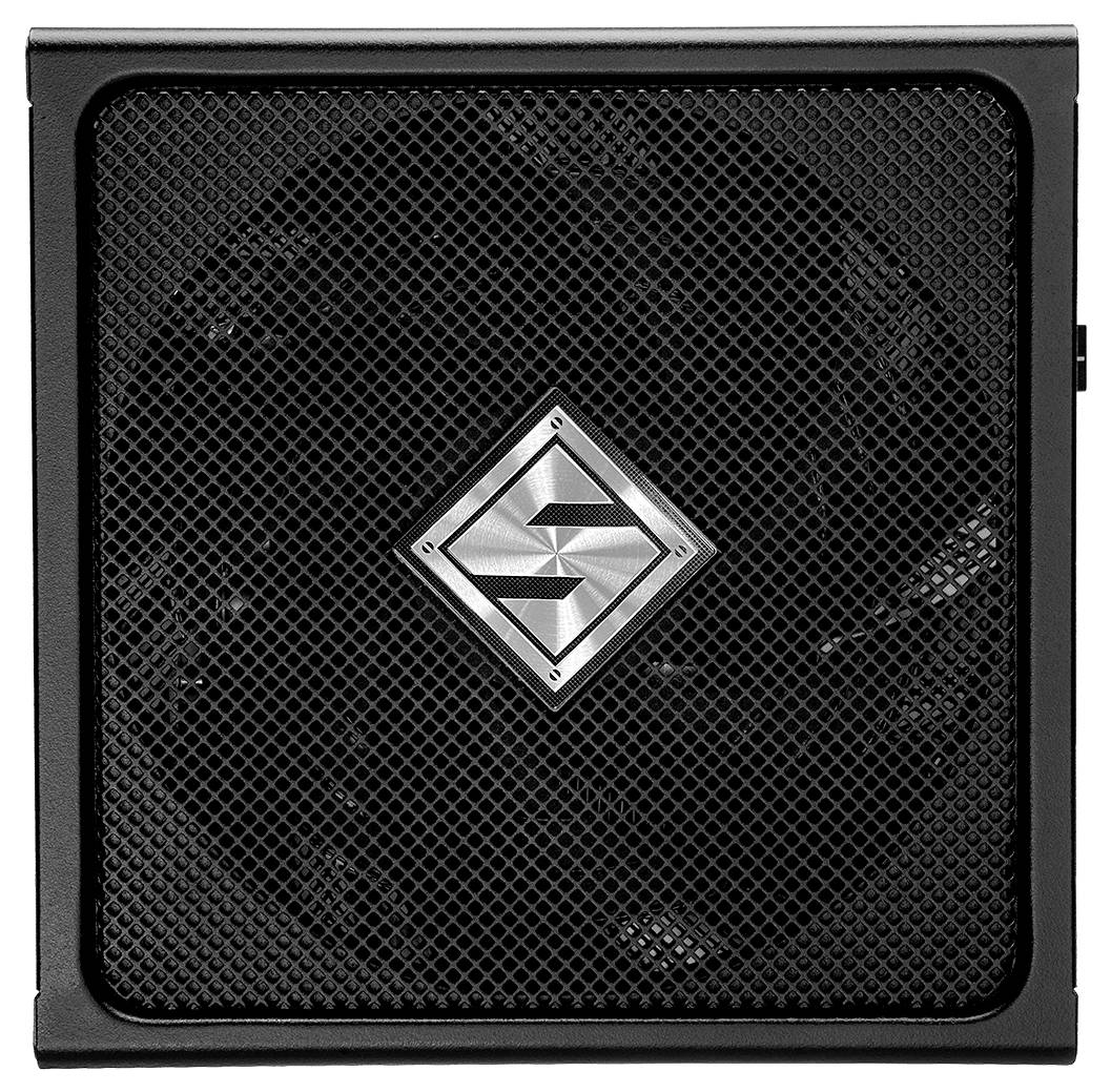 Ein schwarz-grauer Lüfter mit Gitter und einem metallischen Logo in der Mitte.