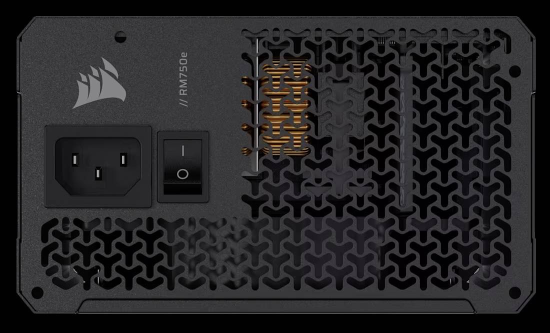 Corsair RM750e Netzteil-Rückseite, zeigt Lüftungsgitter, Netzschalter und Anschluss für das Netzkabel.