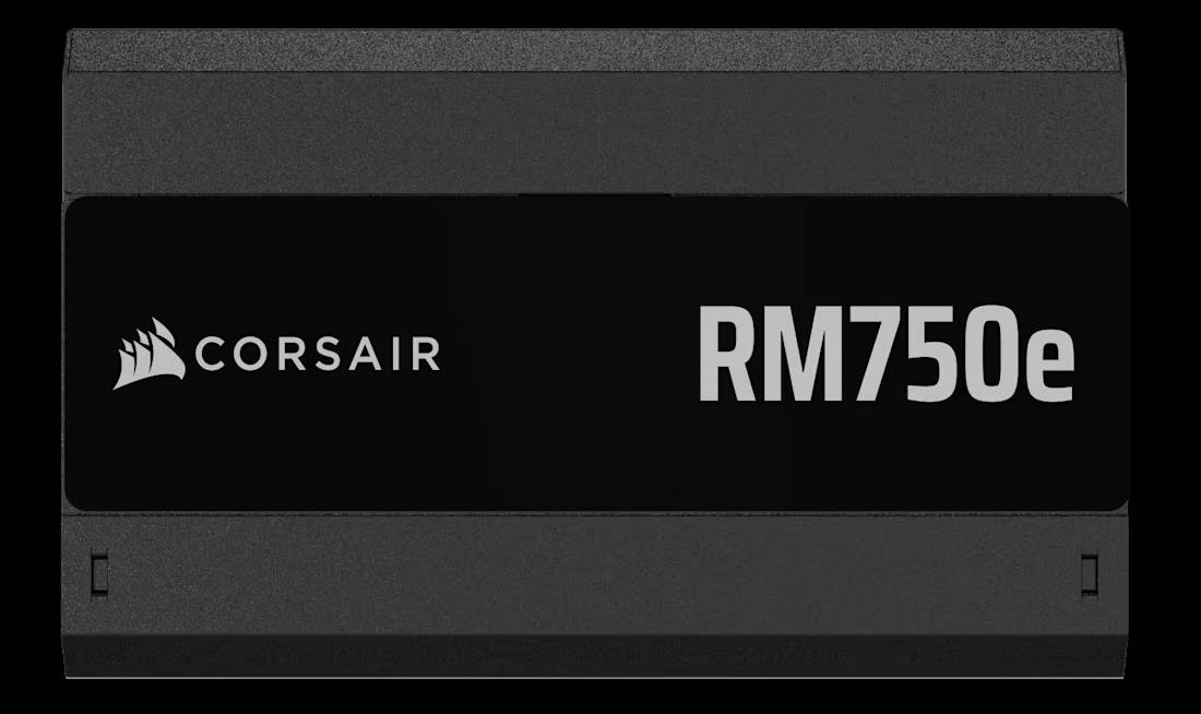 'Corsair RM750e' Netzteil, schwarz, horizontale Ausrichtung, ohne sichtbare Kabel, Modellname und Logo prominent in Weiß angezeigt.