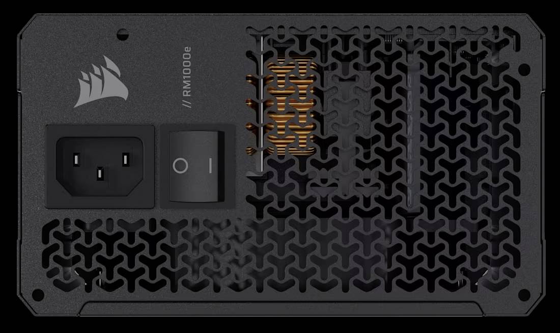Netzteilrückseite mit Lüftungsgitter, Netzkabelanschluss und Schalter. Beschriftet 'RM1000e'. Herstellerlogo links oben.