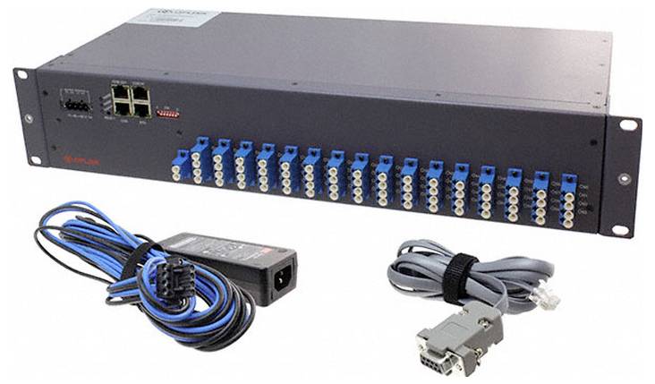 Ein in ein Rack eingebautes elektronisches Gerät mit mehreren blau gekennzeichneten Anschlüssen. Enthält begleitende Kommunikationskabel und einen Stromadapter.
