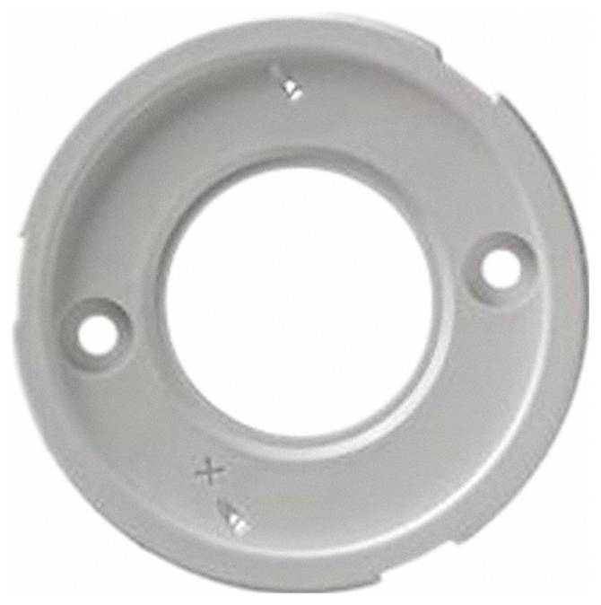 Eine runde Metallmontageplatte mit drei Löchern, zwei für Schrauben und einer größeren zentralen Öffnung, häufig in elektrischen Installationen verwendet.