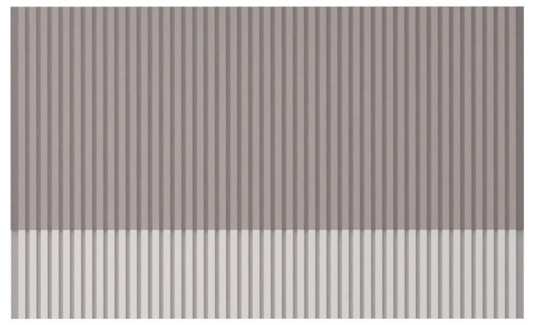 Diagonaler graugestreifter rechteckiger Balken auf weißem Hintergrund, mit einem helleren überlappenden Bereich in der Nähe eines Endes und einer dünnen blauen Kante, die darunter sichtbar ist.
