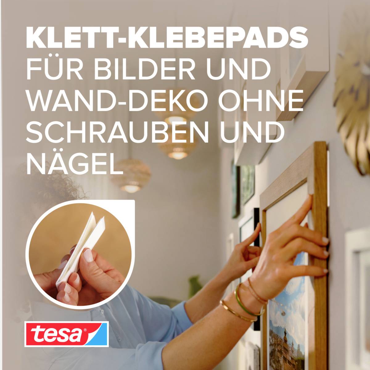 'Klett-Klebepads für Bilder und Wand-Deko ohne Schrauben und Nägel.' Hände hängen ein Bild an die Wand. Markenlogo 'tesa'.